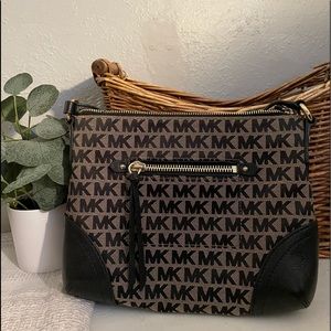 Michael kors crossbody